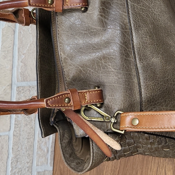 VIMODA WOVEN FAUX LEATHER CONVERTIBLE BAG - Picture 4 of 15